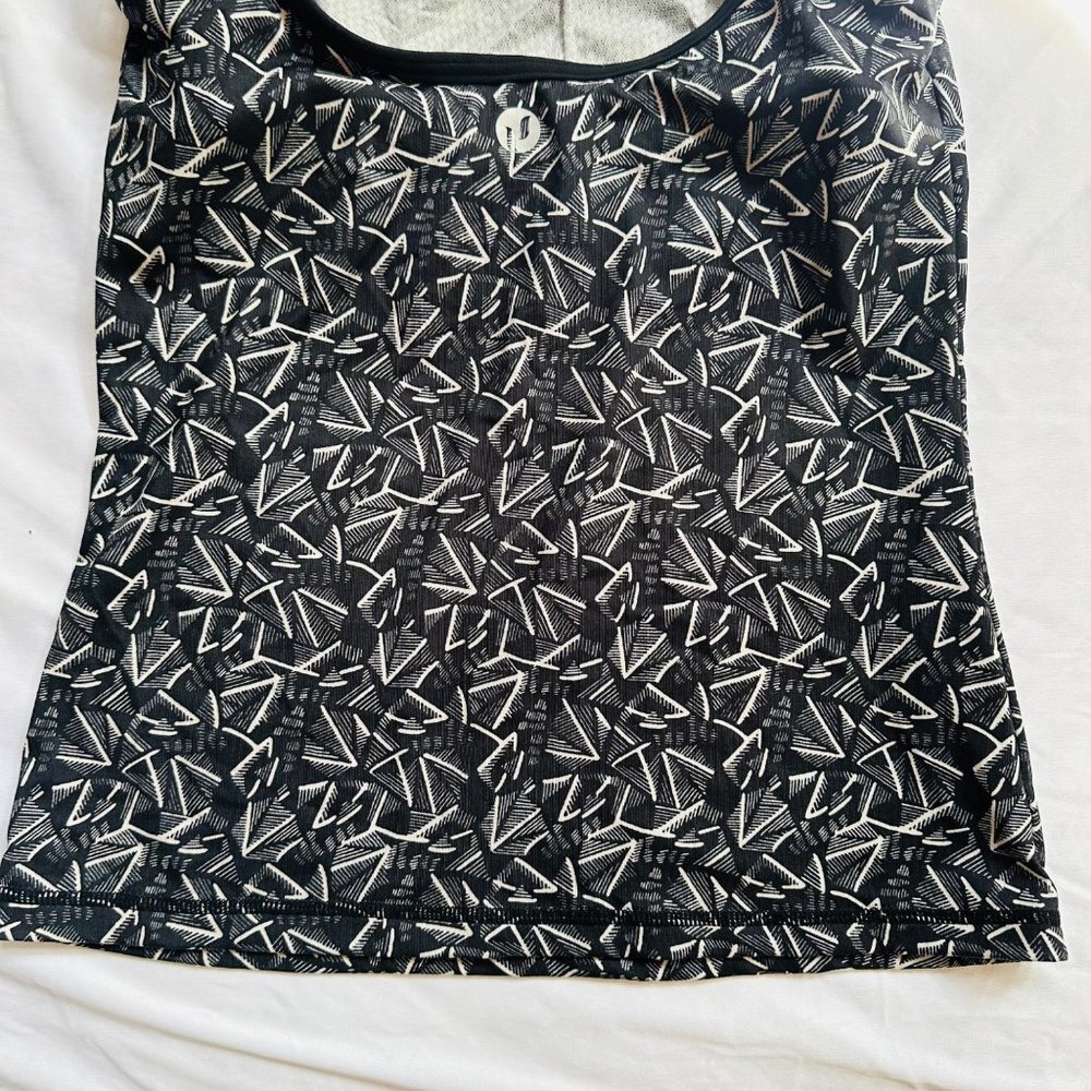 Low Eight Tank Top Built in Bra Active Wear Black & White Tank Size S - Picture 6 of 7